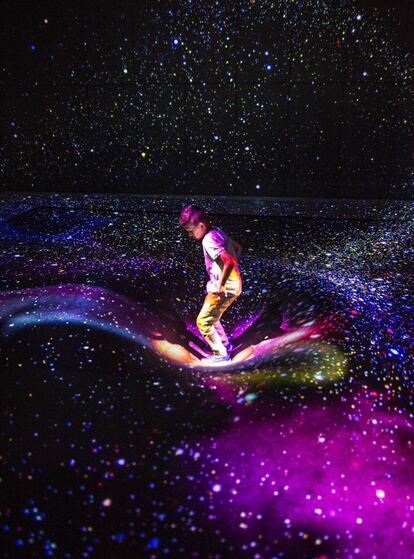 'Multi Jumping Universe', expuesta en el teamLab Borderless de Tokio. <br><br>Artistas plásticos, fotógrafos, ingenieros, programadores, animadores, diseñadores gráficos…, todos adquieren protagonismo por igual en esta aventura puesta en marcha en 2001 por el físico y matemático japonés Toshiyuki Inoko. Su filosofía, vertebrada por un proceso continuo de creación y pensamiento, viene a resumirse en un credo que podría ser algo así como “El arte que usted nunca se atrevió a soñar”.<br> 