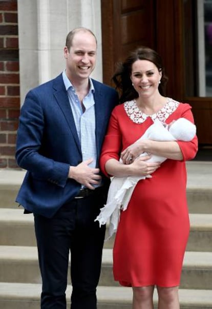 Los duques de Cambridge a la salida del hospital St Mary's de Londres con su tercer hijo.