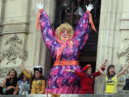 La 'txupinera' y la pregonera junto a Marijaia dan la bienvenida a una semana de fiesta en Bilbao.