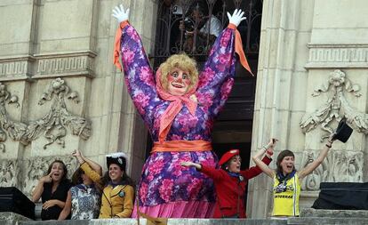 La 'txupinera' y la pregonera junto a Marijaia dan la bienvenida a una semana de fiesta en Bilbao.