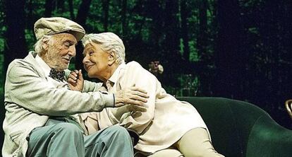 Héctor Alterio y Lola Herrera en un momento de 'En el estanque dorado'