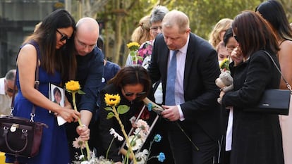 Familiares de las víctimas de los atentados de Barcelona y Cambrils de 2017, ayer haciendo una ofrenda floral en Las Ramblas de Barcelona.