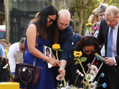 Familiares de las víctimas de los atentados de Barcelona y Cambrils de 2017, ayer haciendo una ofrenda floral en Las Ramblas de Barcelona.