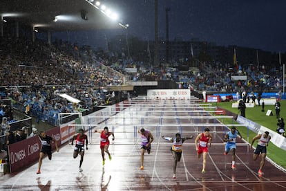Cordell Tinch vence os 110 metros com barreiras, onde o espanhol Llopis terminou em oitavo lugar.