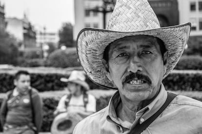 Tiburcio Viveros Rodríguez, hermano de Manuel Viveros, muerto en confusas circunstancias en las manifestaciones por conservar territorio en Chichicoaxtla durante la gobernación de Miguel Alemán. Tras eventos como este, los fines del grupo cambiaron. La suya dejó de ser una lucha por la tierra y pasó a ser otra por la libertad de los compañeros. 
