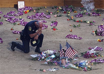 Un policía de Nueva York reza en la <i>zona cero</i> en el primer aniversario de los atentados contra las Torres Gemelas.