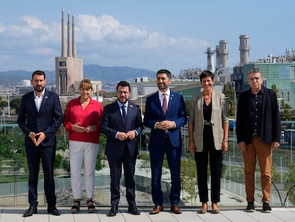 Guijarro, Garriga, Aragonès, Puigneró, Cañete i Martí posan ante las Tres Chimeneas antes de la presentación del proyecto de hub del audiovisual.