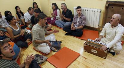 El monje Jaga Mohan, de blanco, con simpatizantes de la religión hare krishna en el centro Srila Pradhupada.