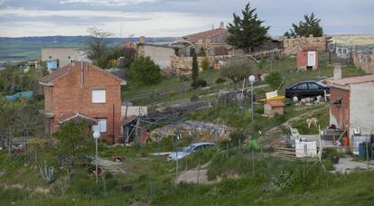 Contrucciones irregulares en el término municipal de El Molar, en Madrid.