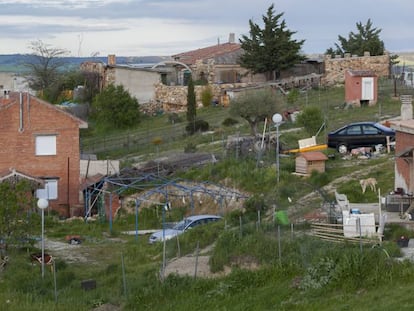 Contrucciones irregulares en el término municipal de El Molar.