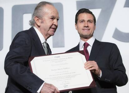 Alberto Baillères, con Enrique Peña Nieto en 2016.