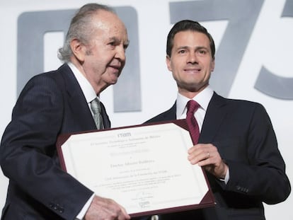 Alberto Baillères, con Enrique Peña Nieto en 2016.