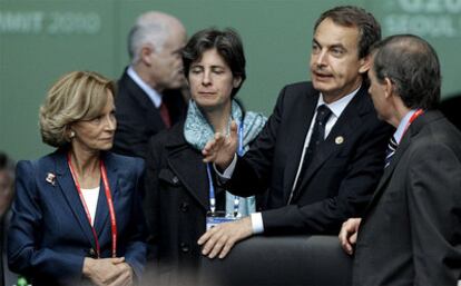 José Luis Rodríguez Zapatero habla con Elena Salgado antes de la sesión plenaria de la quinta cumbre del G20 que se está celebrando en Corea del Sur.