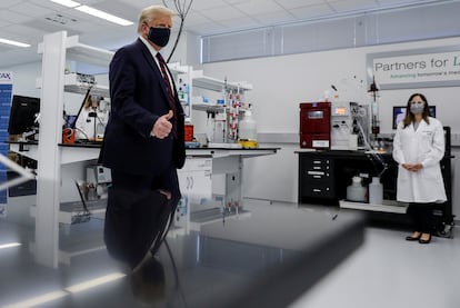 Donald Trump, en una farmacéutica de Carolina del Norte.