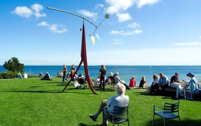 La escultura Little Janey-Waney (1964-1976), de Alexander Calder, en el jardín del Museo de Arte Moderno Louisiana, en Humlebaek (Dinamarca).