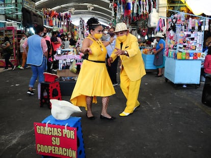 Una pareja de adultos mayores bailan una pieza de danzón en uno de los pasillos del Mercado Jamaica.