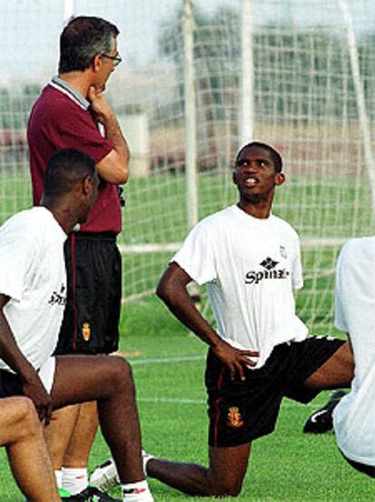 Gregorio Manzano y Eto&#39;o, durante el entrenamiento de ayer del Mallorca.