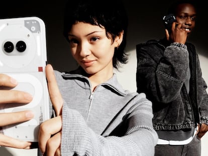 Chica con un Nothnig Phone (2a)