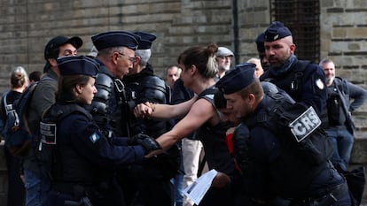 La policía reprime a una manifestante francesa durante las protestas convocadas para este jueves.