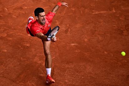 Djokovic golpea de revés la pelota lanzada por el noruego.