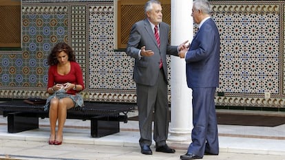 Jos&eacute; Antonio Gri&ntilde;&aacute;n y Javier Arenas, ayer en el Parlamento andaluz. A la izquierda, Mar&iacute;a Jes&uacute;s Montero.