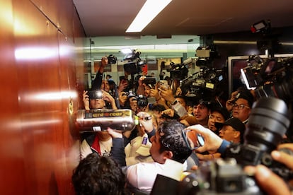 Una persona usa un extinguidor para abrir una puerta al interior del Senado, este 10 de septiembre de 2024. Los manifestantes entraron al edificio mientras se debatía la reforma judicial. Los legisladores abandonaron la sesión.