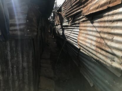 Una calle en el asentamiento informal de Mathare. El lugar fue construido encima de un vertedero y en él se amontonan casas de chapa unas pegadas a las otras, dejando pequeñas calles entre las que hay que serpentear para labrarse un paso. 