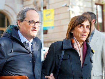 Quim Torra junto a su esposa, Carola Miró, en Barcelona en 2019.