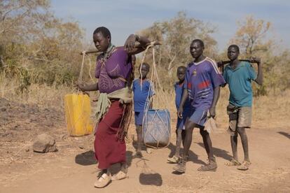 Recoger agua y le&ntilde;a es tradicionalmente labor de mujeres en Etiop&iacute;a. Bhune carga cuarenta litros de agua a diario, sus hermanos la acompa&ntilde;an hasta su poblado para protegerla, pero no cargar&aacute;n ni un gramo de ese agua, porque&hellip; &ldquo;el agua es cosa de mujeres&rdquo;.