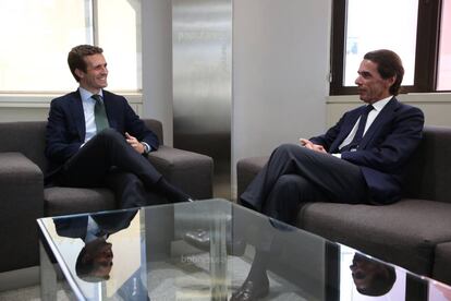 Casado y Aznar, durante su reunión de hoy en Génova.