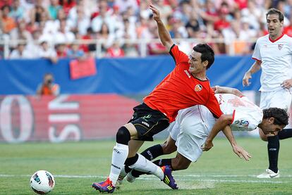 En el minuto 66 de partido el jugador francés del Sevilla escudé derriba al valencianista Aduriz dentro del área, penalti y expulsión.