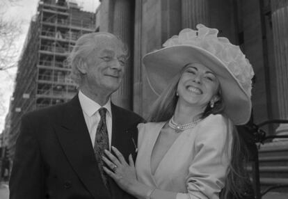 El político británico Sir Anthony Buck con Bienvenida Pérez tras su boda en St Marylebone, Londres, en 1990.