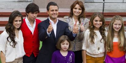 Peña Nieto e Rivera, com os filhos de ambos, em 2012.
