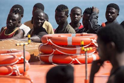 Inmigrantes rescatados este jueves por Salvamento Mar&iacute;timo y trasladados a M&aacute;laga. 