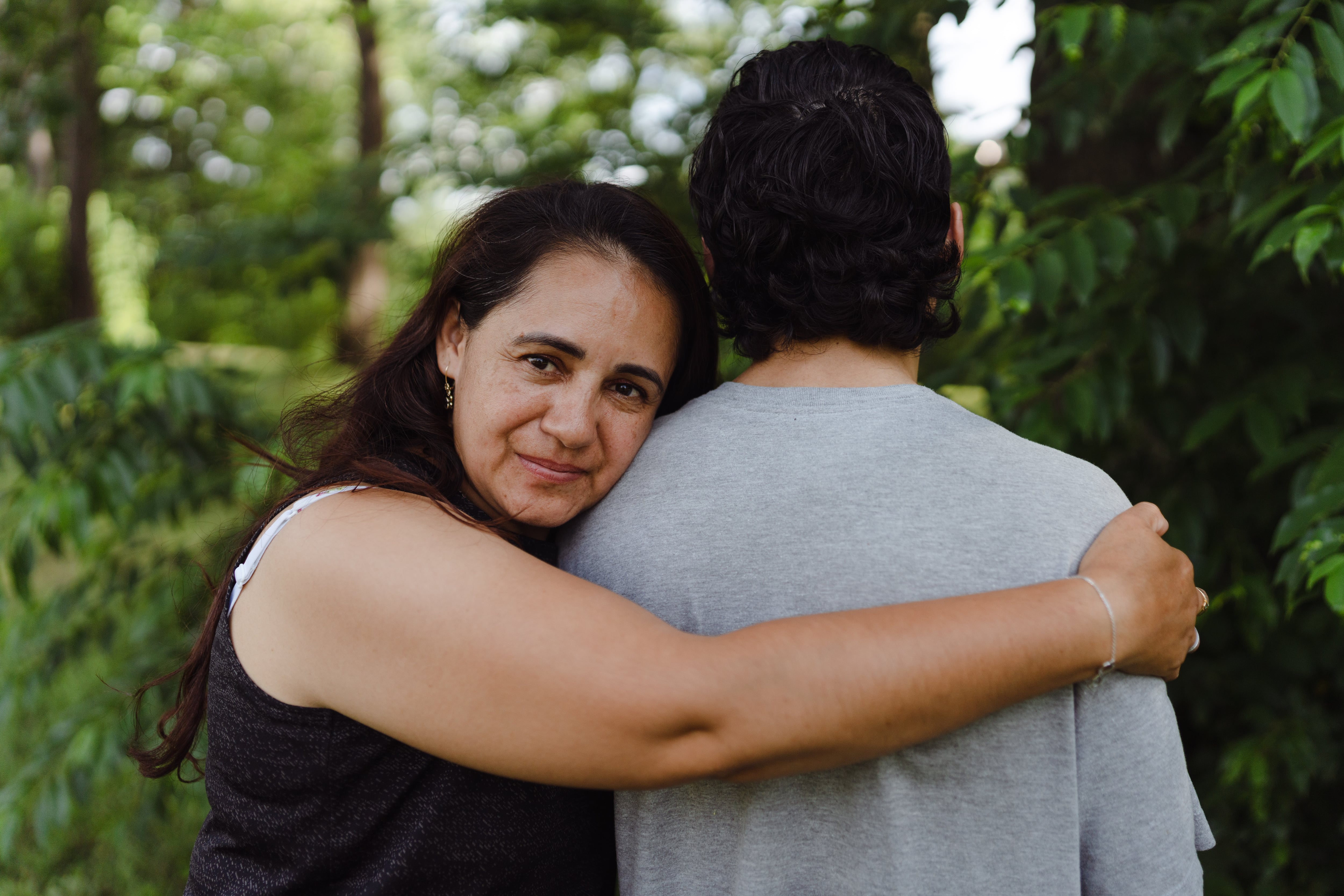 Sandra Suero y su hijo Jhonatan Bello Cabrera en Nueva Jersey. Jonathan fue detenido en octubre de 2025 mientras trabajaba en un almacén en Avenel, Nueva Jersey.