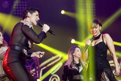 Las cantantes Rosa y Chenoa, dos de las concursantes de la primera edición de Operación Triunfo, durante el concierto que ofrecieron anoche en el Palau Sant Jordi, en Barcelona.