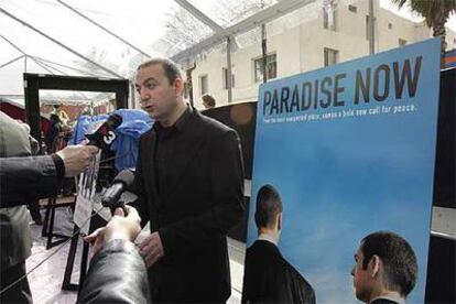 Hany Abu-Assad, director de <i>Paradise Now</i>, habla con los reporteros en Los Ángeles.