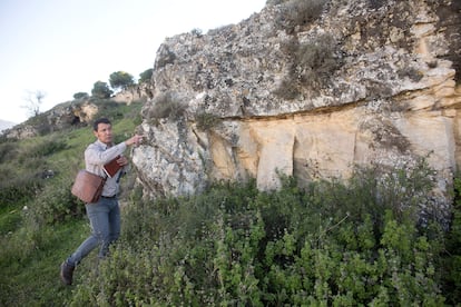 El geólogo José Antonio Lozano, en la zona donde se ubica la cantera prehistórica.
