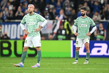 Isco (a la derecha) tras marcar un gol el jugador del Chelsea, Moises Caicedo.