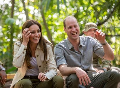 En el tercer día de estancia en Belize los duques acudieron juntos a la Unidad de Entrenamiento del Ejército Británico situada en Chiquibul, donde el príncipe hizo instrucción en el año 2000 y donde en esta ocasión les enseñaron a la pareja, en un curso de una hora y media, técnicas de supervivencia. El oficial que les instruyó había sido compañero de los príncipes Guillermo y Enrique en Sandhurst.