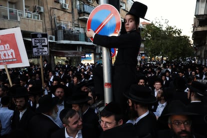 Ultraortodoxos ataviados con su característica indumentaria en la manifestación en Jerusalén de este domingo. 