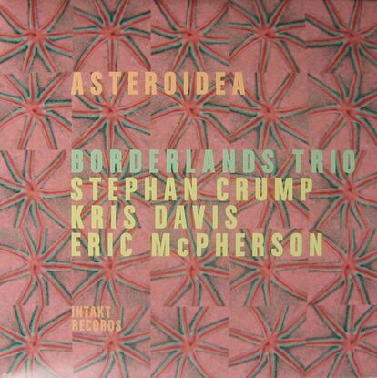 Stephan Crump / Kris Davis / Eric McPherson: 'Asteroidea' (Intakt). La pianista Kris Davis está en un momento fabuloso, y en este proyecto colectivo ofrece una clase maestra de interpretación en piano preparado. El tour-de-force de casi media hora que abre este disco es un portento de improvisación colectiva organizada, e inaugura la trayectoria de uno de los grupos más estimulantes de 2017.