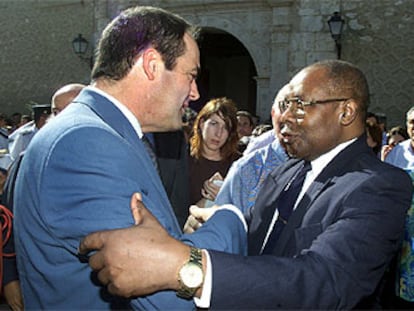 José Bono, presidente de Castilla-La Mancha, saluda al líder de la oposición guineana, Severo Moto.