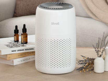 Artículo de EL PAÍS Escaparate que describe el purificador de aire mini Levoit para aliviar alergias en casa.