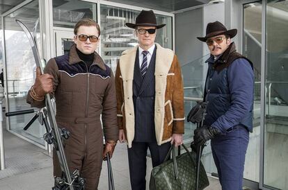 Taron Egerton, Colin Firth y Pedro Pascal, demostrando que la nieve es el lugar donde confluye con mayor soltura lo británico, lo texano y lo acolchado.