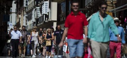 Turistas pasean por el centro de Málaga.