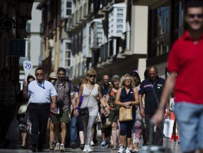 Turistas pasean por el centro de M&aacute;laga. 