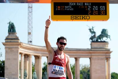 Martín celebra su triunfo en los 35km marcha.