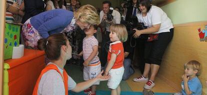 Esperanza Aguirre, saluda a unos niños durante la inauguración de una guardería en Aranjuez.
