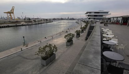 El edificio Veles e Vents, al fondo, es uno de los elementos m&aacute;s conocidos de la Marina Real. 